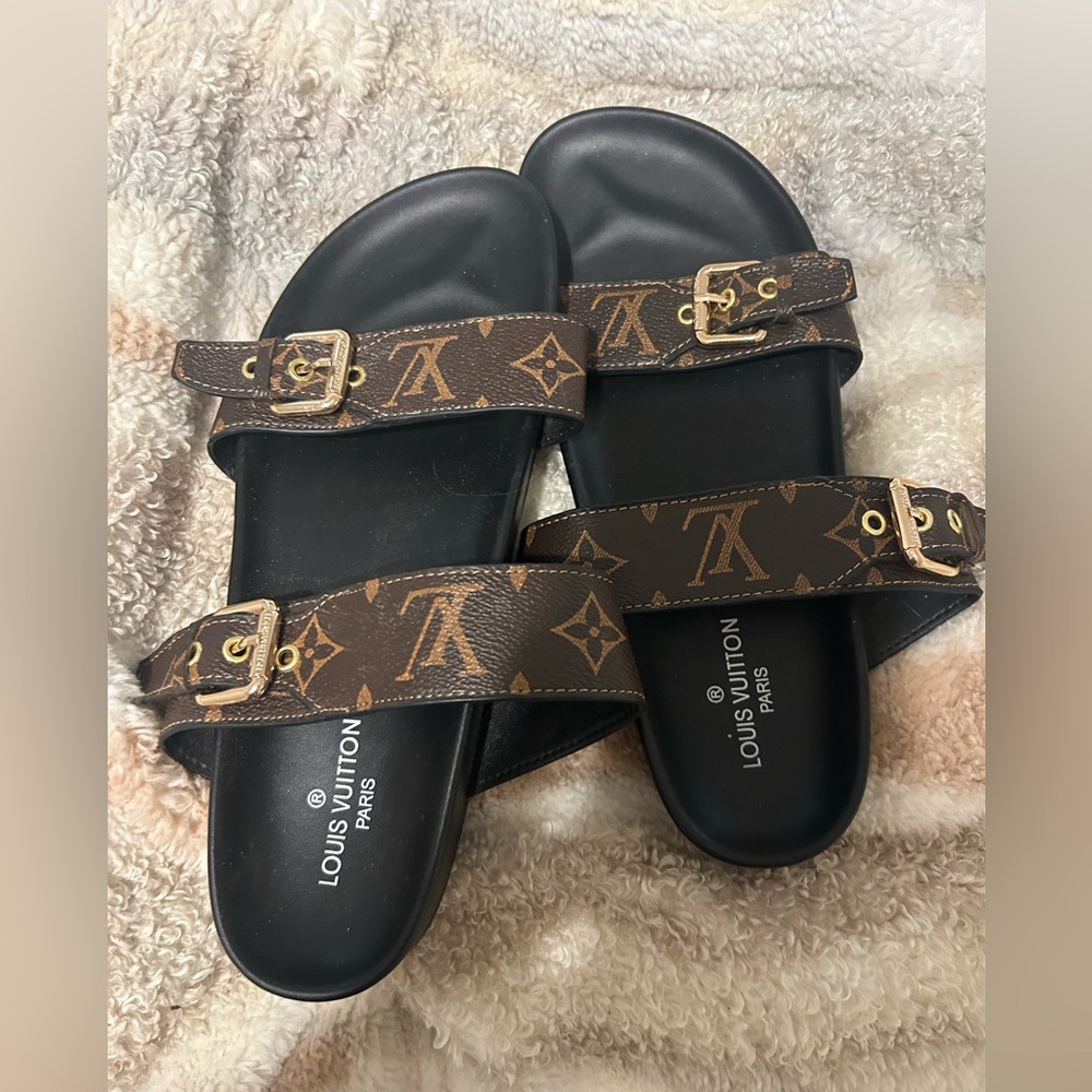 Lv sandals type not real size 7